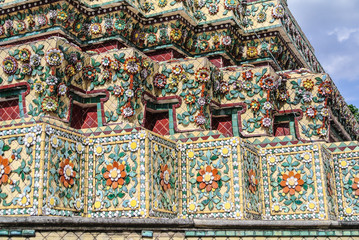 Pagoda is in Wat Pho that was named as the temple of the pagoda or chedi that are decorated with yellow glaze or glazed tiles or dark blue. 