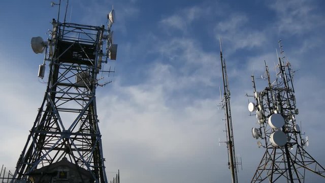 Time lapse antenne e parabole trasmissione radio e tv