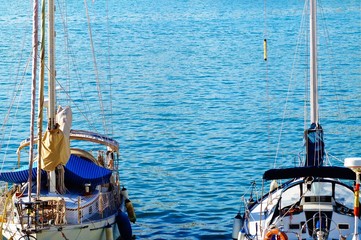Fototapeta na wymiar Zwei Boote im Hafen von Málaga
