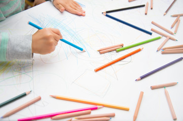 絵を描く子供