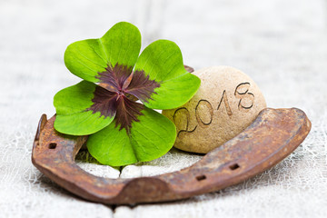 Glücksbringer und Stein, 2018 