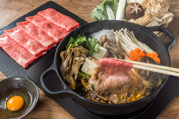 霜降り高級和牛肉ですきやき　Tasty sukiyaki Japanese cuisine 