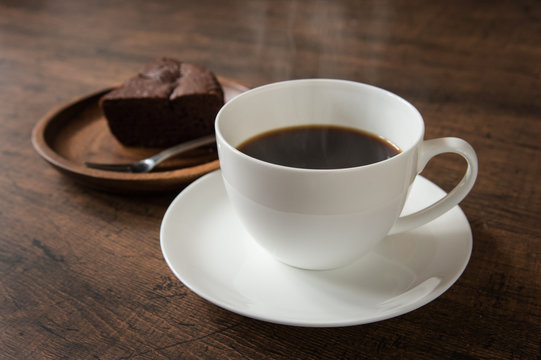 カフェイメージ　ホットコーヒーとケーキ