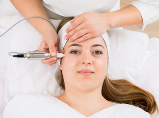 Anti Aging im Kosmetikstudio porentiefe Reinigung der Gesichtshaut