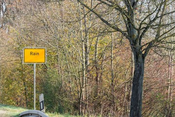Ortsschild mit dem Wort Rain, Bayern, Deutschland