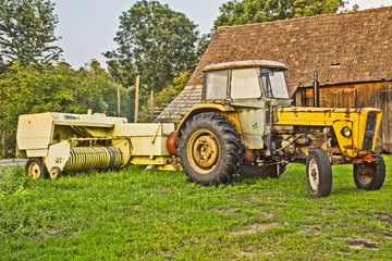 tractor and agricultural machine attached to it