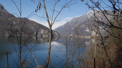 Lago e boschi in Valchiavenna