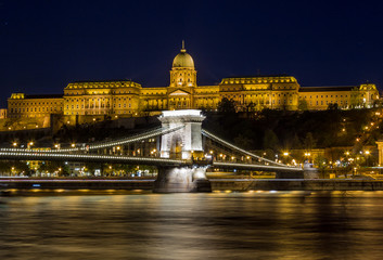 Naklejka na ściany i meble Buda Castle + Chain Bridge - Budapest