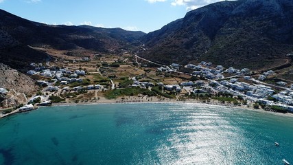 Naklejka premium Grèce Cyclades île de Sifnos Kamares vu du ciel