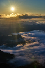 大佐山から望む日の出と雲海