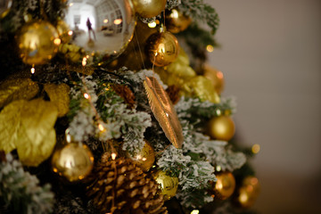 Obraz na płótnie Canvas Gold Christmas de-focused lights with decorated tree