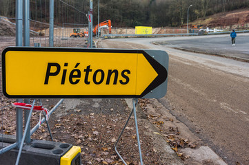 Travaux publics panneau indicateur avec texte Pi&eacute;tons