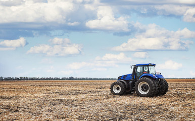 Obraz premium Tractor working in the field