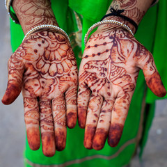 main de femme tatouée de henné 