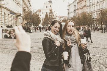 jemand fotografiert seine albernen freundinnen in der innensatdt von prag