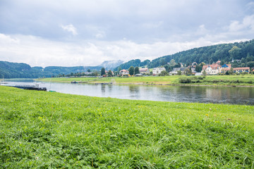 Blick &uuml;ber die Elbe in die S&auml;chsische Schweiz
