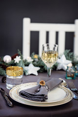 Tavola natalizia blu e argento con decorazioni festive. Cibo e festività 