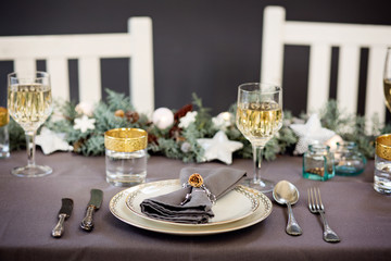 Tavola natalizia blu e argento con decorazioni festive. Cibo e festività 