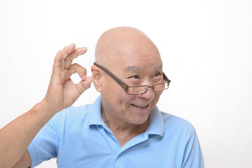 Fototapeta premium オーケーサインを出す笑顔のシニア