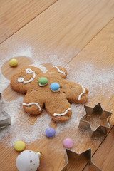 Omino di Pan di zenzero su tavolo di legno. Sfondo di Natale.