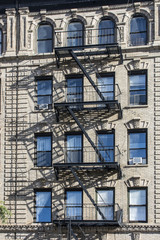 Feuerleitern an einem Haus von New York in den USA.