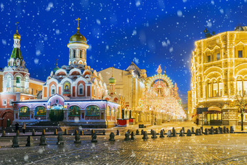 Obraz premium Christmas in Moscow. View of the Nikolskaya street. The inscription on the church in Russian: with Christmas Christ and the New Year