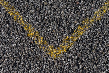 Gelbe Markierung auf Asphalt 