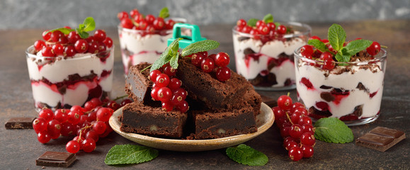Chocolate cake with red currants