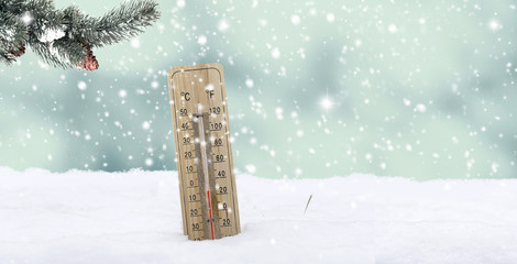 Wintereinbruch - Thermometer im Schnee.