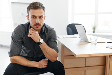 Naklejka premium Business Man Portrait. Smiling Man In Office