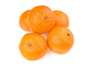 cinq mandarines isolées sur fond blanc