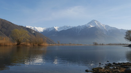 Panorama del lago di Mezzola con il Monte Legnone