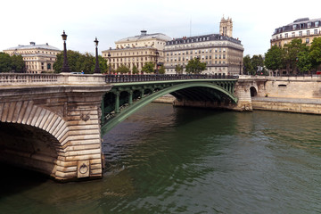 Obraz premium Paris (France). Notre Dame bridge over the Seine river in Paris