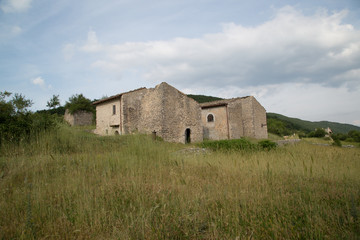 Fototapeta na wymiar Anticha casa restaurata in un villaggio di montagna abbandonato, Centro Italia 