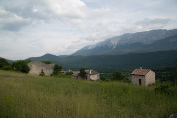Fototapeta na wymiar Antiche case restaurate in un villaggio di montagna abbandonato, Centro Italia 