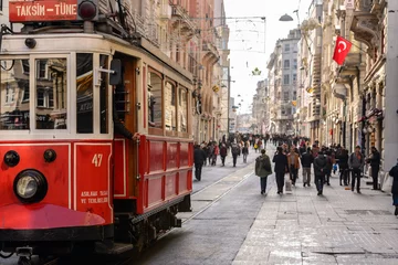 Rolgordijnen Of the places most visited by tourists, Istiklal Street, the clock is getting very crowded. © hikrcn