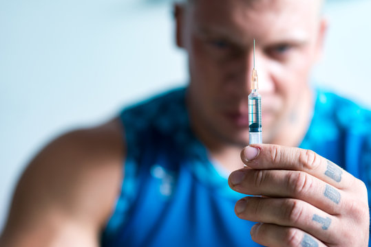Professioanl bodybuilder going to make an injection