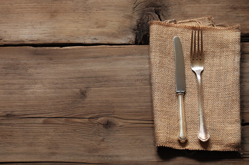 Besteck auf Holztafel