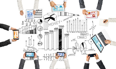 Obraz premium Top view of businesspeople sitting at table and using gadgets