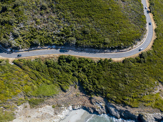 Vista aerea della costa della Corsica, strade serpeggianti e calette con mare cristallino. Penisola...