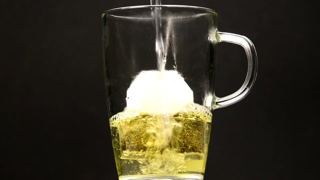 Pfefferminztee, Teezubereitung mit Teebeutel
