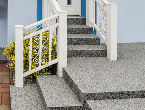 Moderne Au&szlig;entreppe mit Beschichtung aus Steinteppich und Treppengel&auml;nder aus wei&szlig; lackiertem Aluminium - Modern outdoor staircase with stone carpet coating and white lacquered aluminium railing 