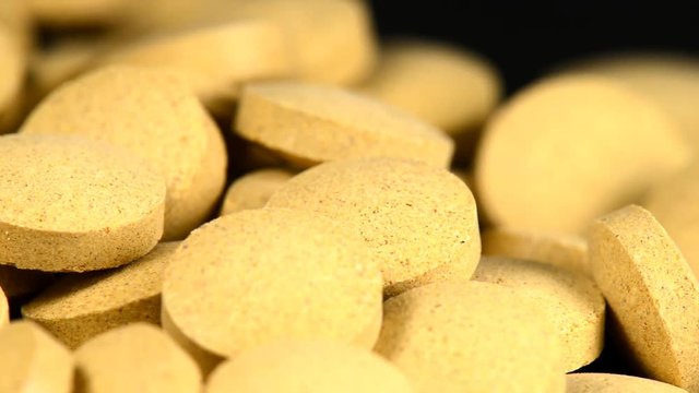 Bierhefetabletten auf einem Drehteller