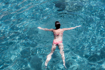 Donna che nuota in acqua, con vista dall'alto
