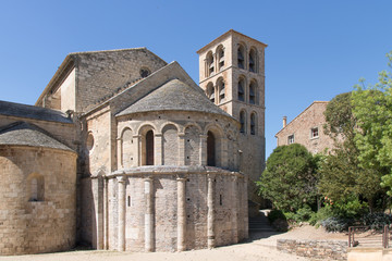 Fototapeta na wymiar Le chevet et le clocher de l'église abattiale de Caunes-Minervois