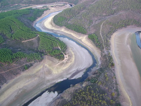 Meandro Melero en Riomalo de Abajo,las Hurdes (Extremadura, España) Fotografia aerea con Drone