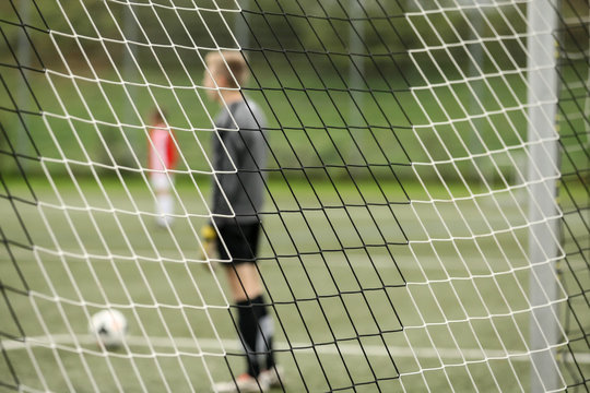 Torwart hinter Tornetz beim Fu&szlig;ball