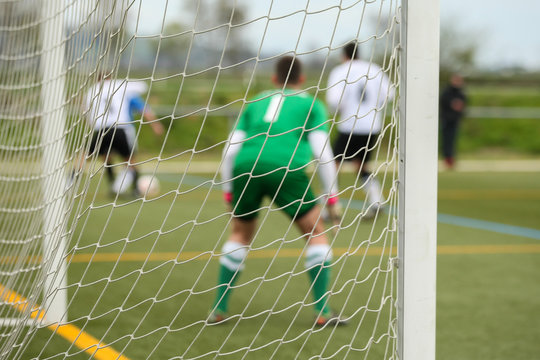 Tornetz mit Torwart beim Fu&szlig;ball