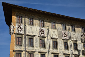 Bustes et mur en sgrafitte au palais de la Carovana à Pise, Italie