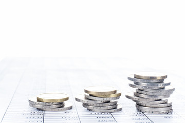 Finanzen, Euro, Stapel von Euromünzen auf einer Tabelle, Hintergrund